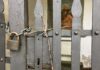 Fraternità Gesù Risorto – Commento al Vangelo di domenica 26 luglio 2026 Croce fatta con bastoncini di legno su cancello si una cappellina - Vallombrosa