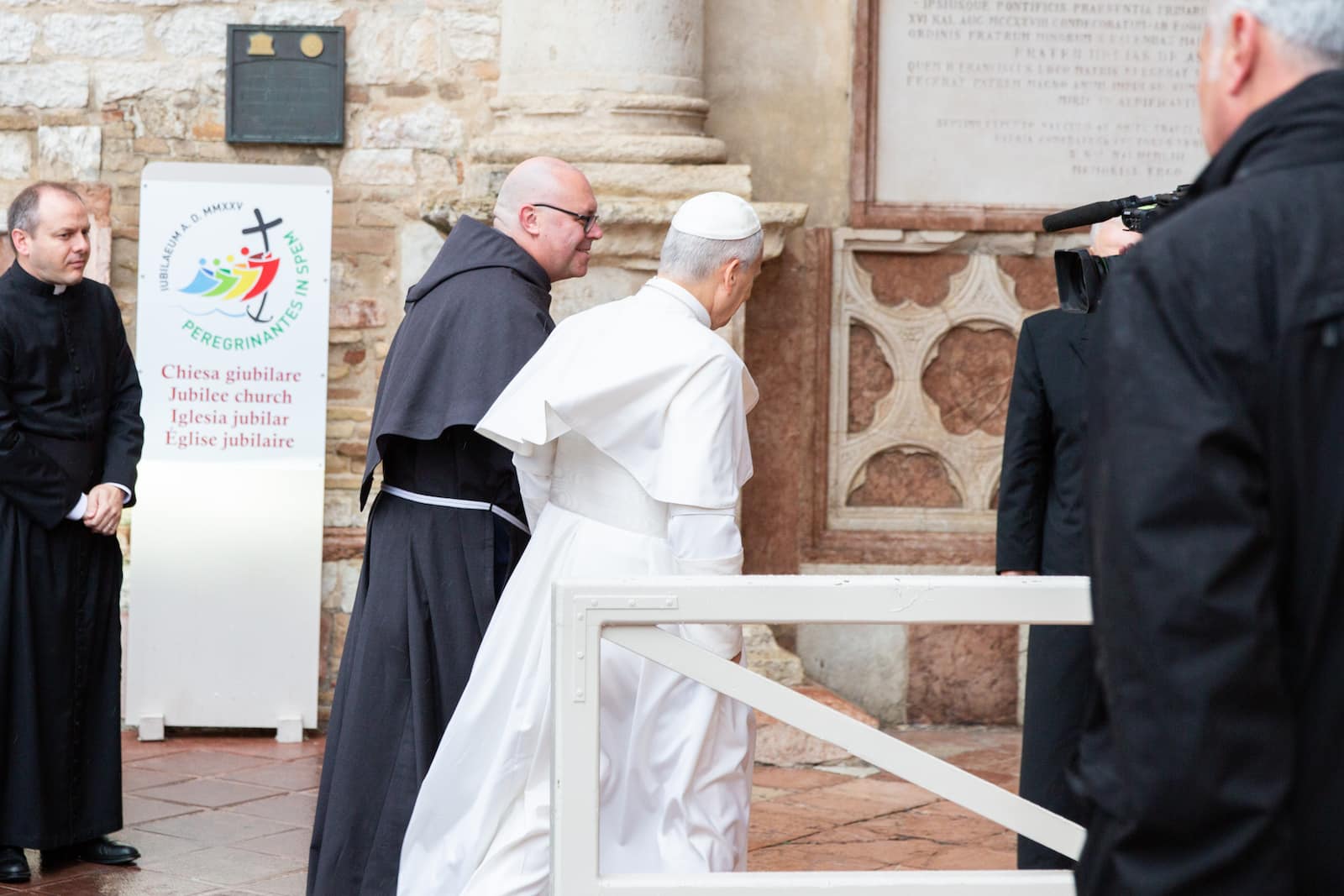 Papa Leone XIV in preghiera sulla Tomba di san Francesco